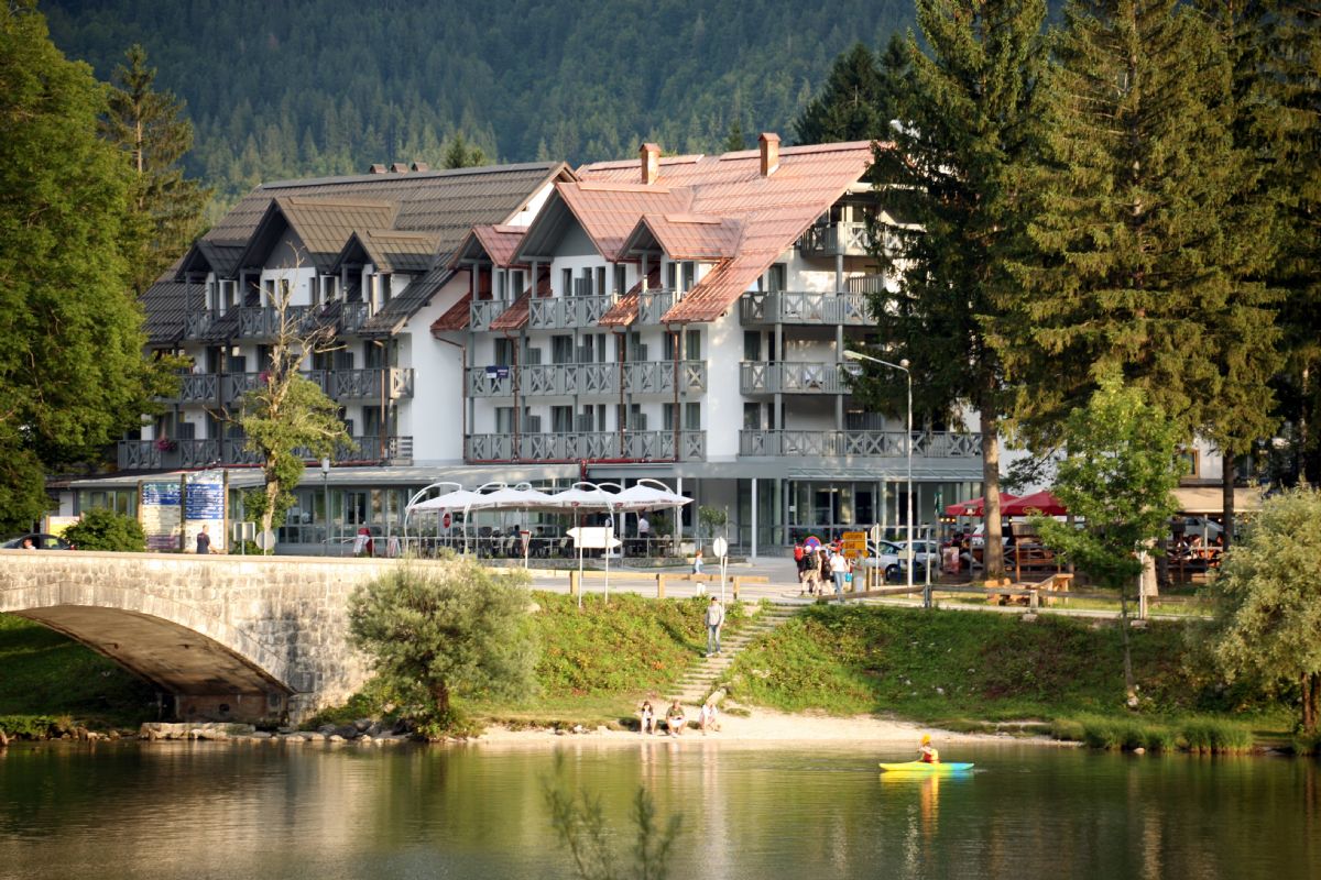 ../../holiday-hotels/?HolidayID=32&HotelID=35&HolidayName=Slovenia-Slovenia+%2D+Lake+Bled+and+Lake+Bohinj-&HotelName=Hotel+Jezero%2A%2A%2A%2A">Hotel Jezero****
